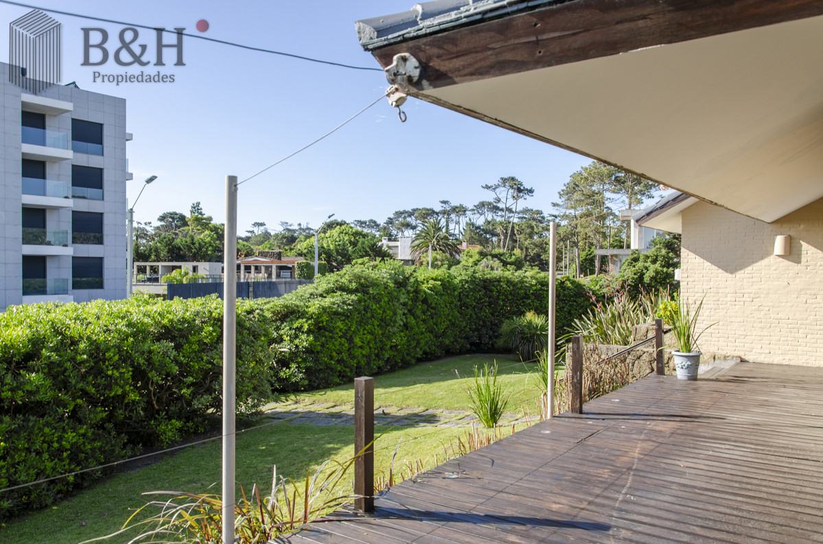 Casa ID.2656 - Casa en Venta Playa Mansa Frente al Mar Cuatro Dormitorios