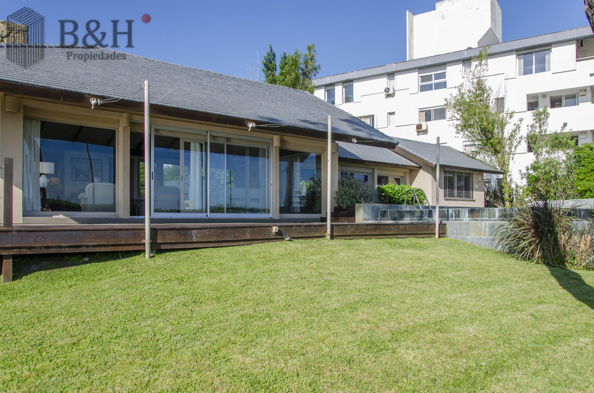 Casa ID.2656 - Casa en Venta Playa Mansa Frente al Mar Cuatro Dormitorios