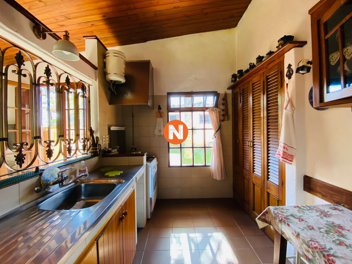 Casa Ref.221069 - Casa de tres dormitorios en suite, dependencia de servicio y parrillero alquiler en La Barra