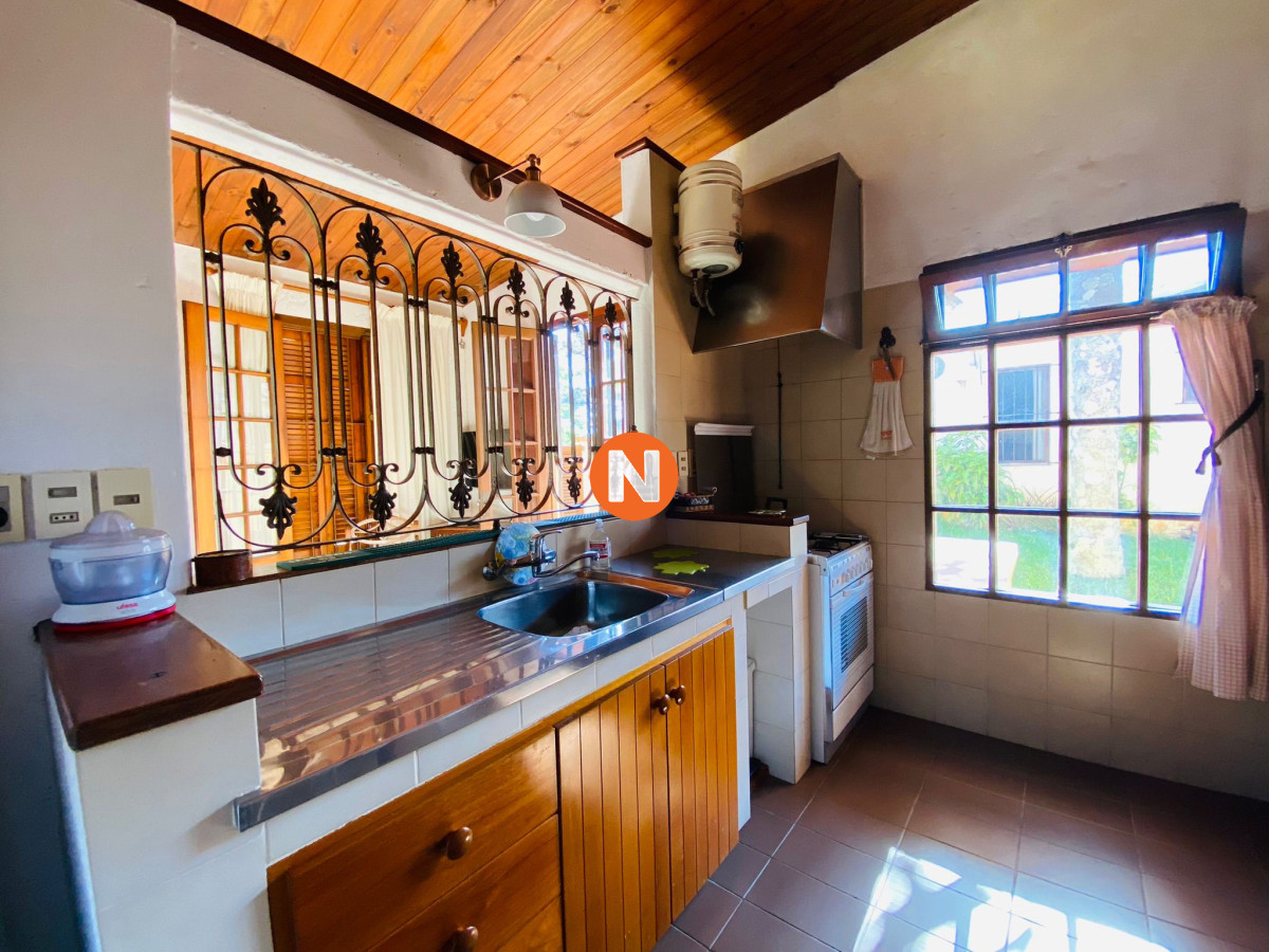 Casa Ref.221069 - Casa de tres dormitorios en suite, dependencia de servicio y parrillero alquiler en La Barra