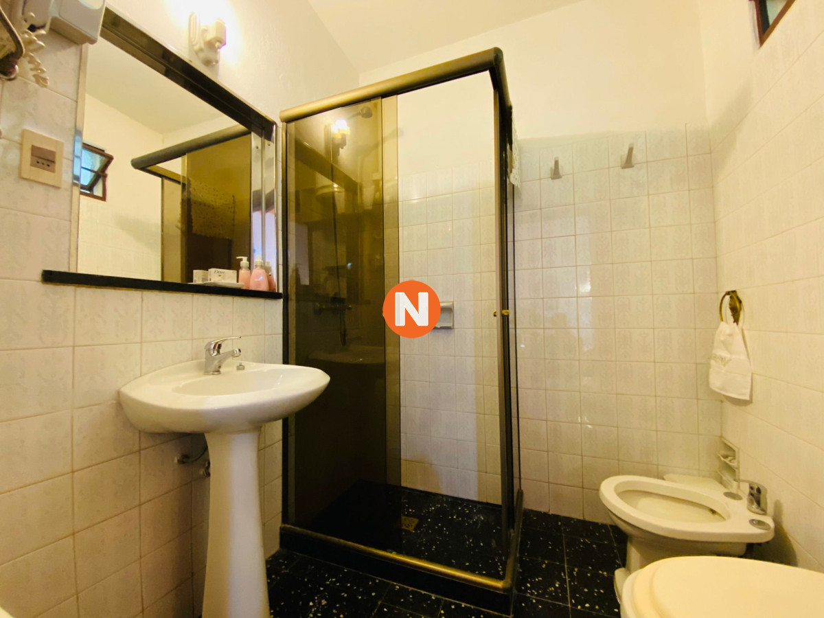 Casa Ref.221069 - Casa de tres dormitorios en suite, dependencia de servicio y parrillero alquiler en La Barra