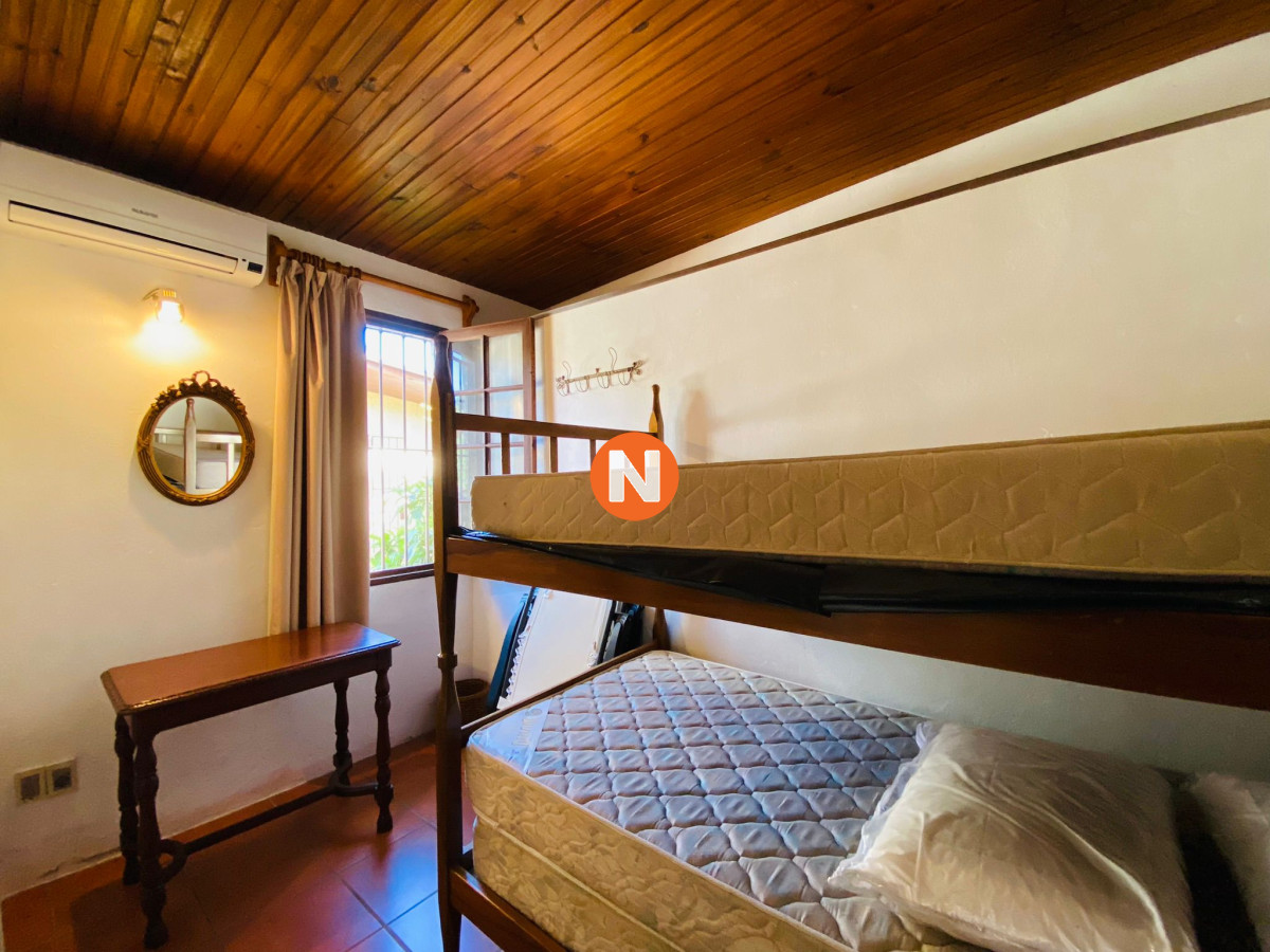 Casa Ref.221069 - Casa de tres dormitorios en suite, dependencia de servicio y parrillero alquiler en La Barra