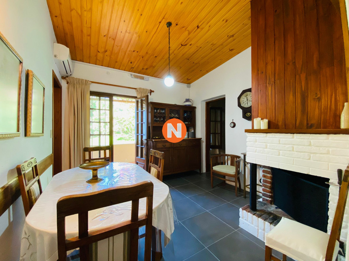 Casa Ref.221069 - Casa de tres dormitorios en suite, dependencia de servicio y parrillero alquiler en La Barra