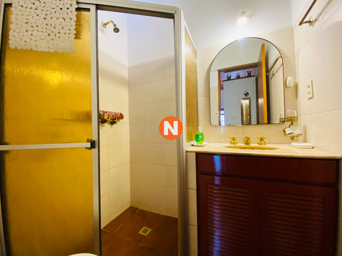 Casa Ref.221069 - Casa de tres dormitorios en suite, dependencia de servicio y parrillero alquiler en La Barra