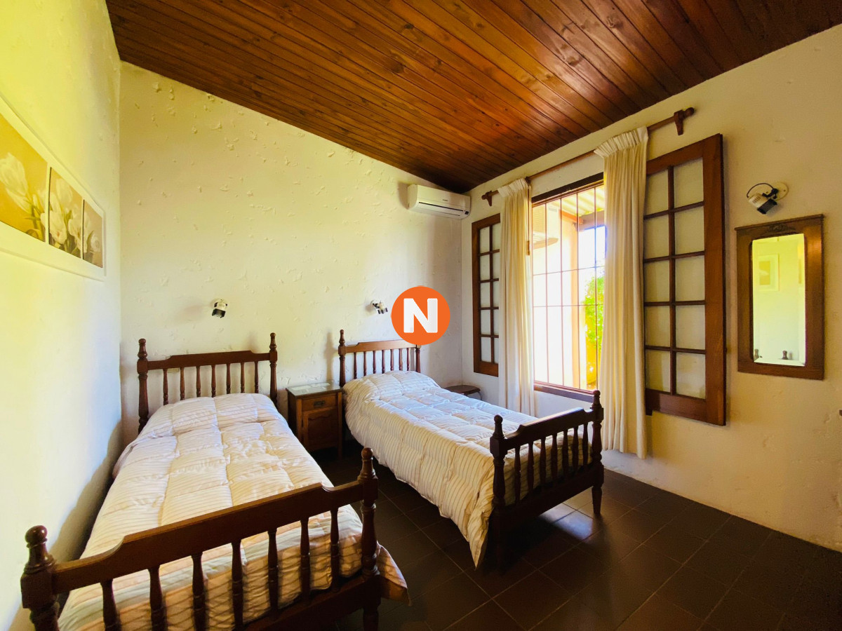 Casa Ref.221069 - Casa de tres dormitorios en suite, dependencia de servicio y parrillero alquiler en La Barra