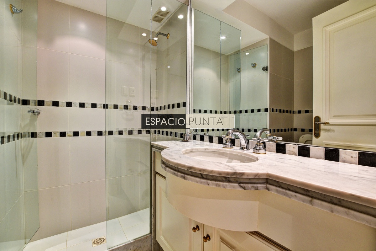 Apartamento ID.942 - Apartamento Primera Fila Playa Brava en Alquiler 