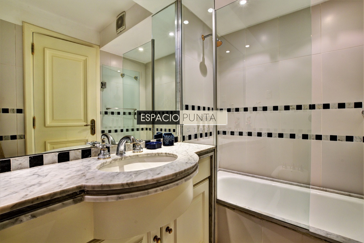 Apartamento ID.942 - Apartamento Primera Fila Playa Brava en Alquiler 