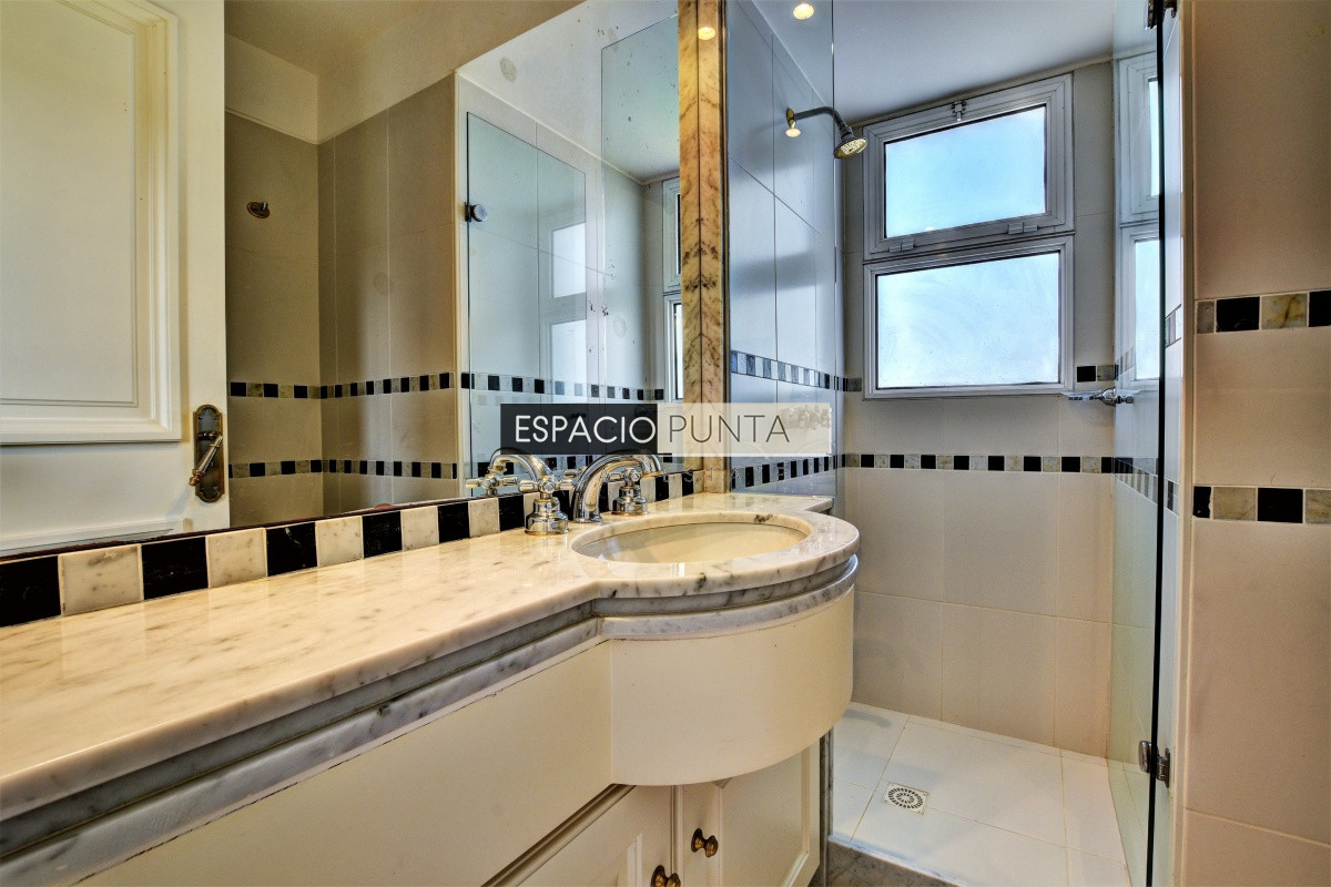 Apartamento ID.942 - Apartamento Primera Fila Playa Brava en Alquiler 