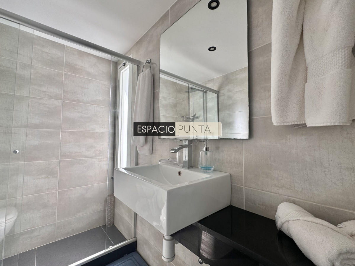 Apartamento ID.1474 - Apartamento en Venta de Tres Dormitorios en Peninsula 