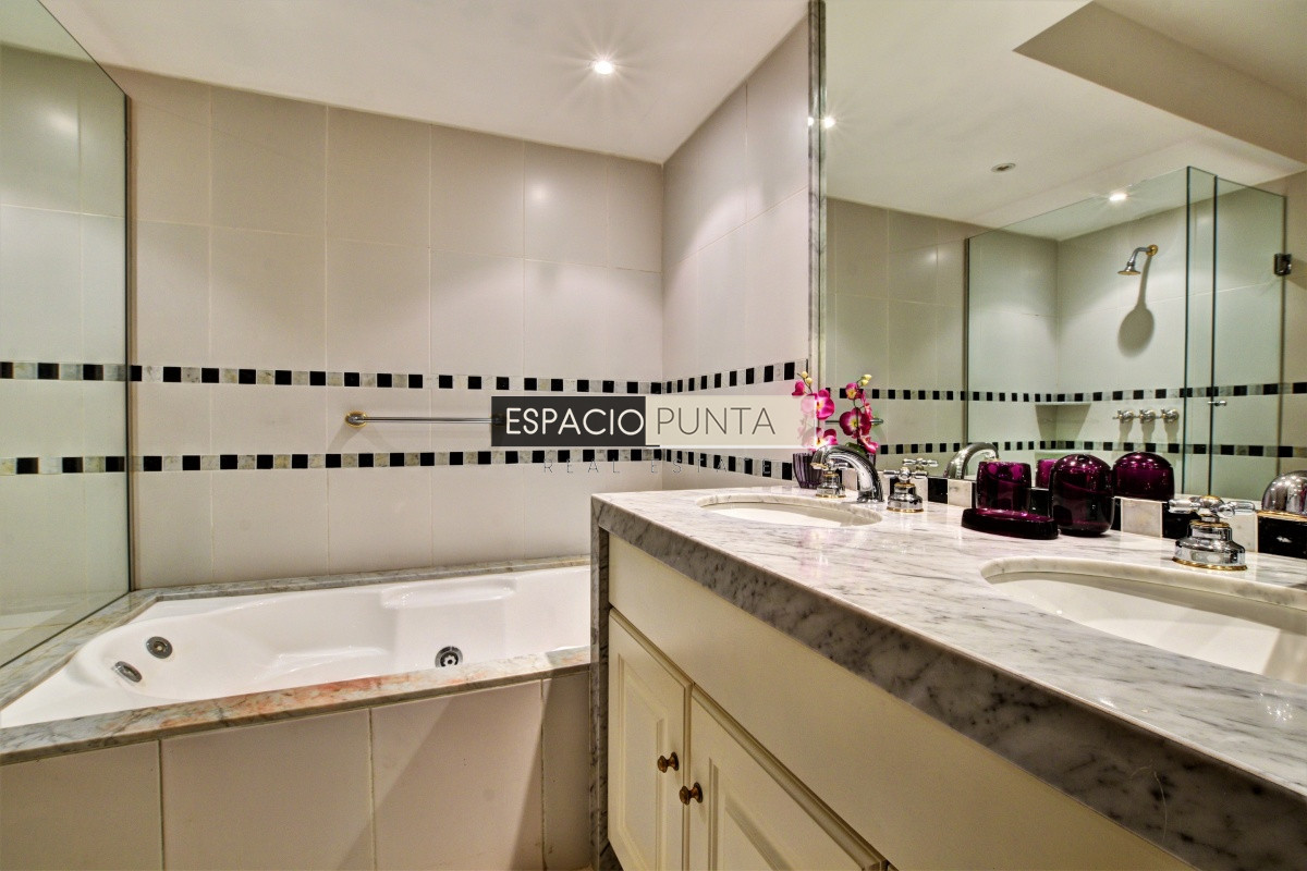 Apartamento ID.942 - Apartamento Primera Fila Playa Brava en Alquiler 