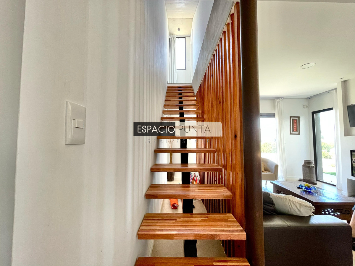 Casa ID.83 - Vendo  Casa de tres dormitorios en Montoya, La Barra , Punta del este