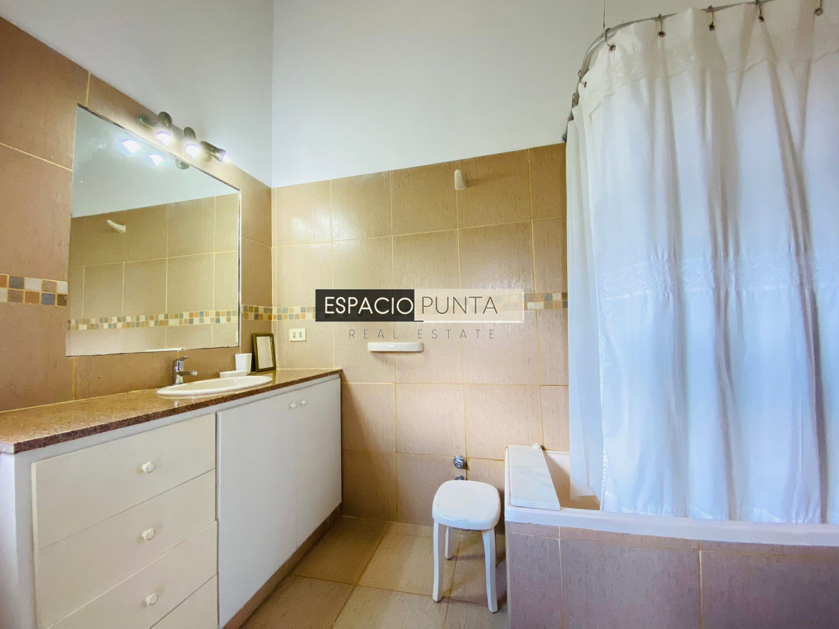 Casa ID.618 - Venta Casa en El Chorro - 5 dorm.