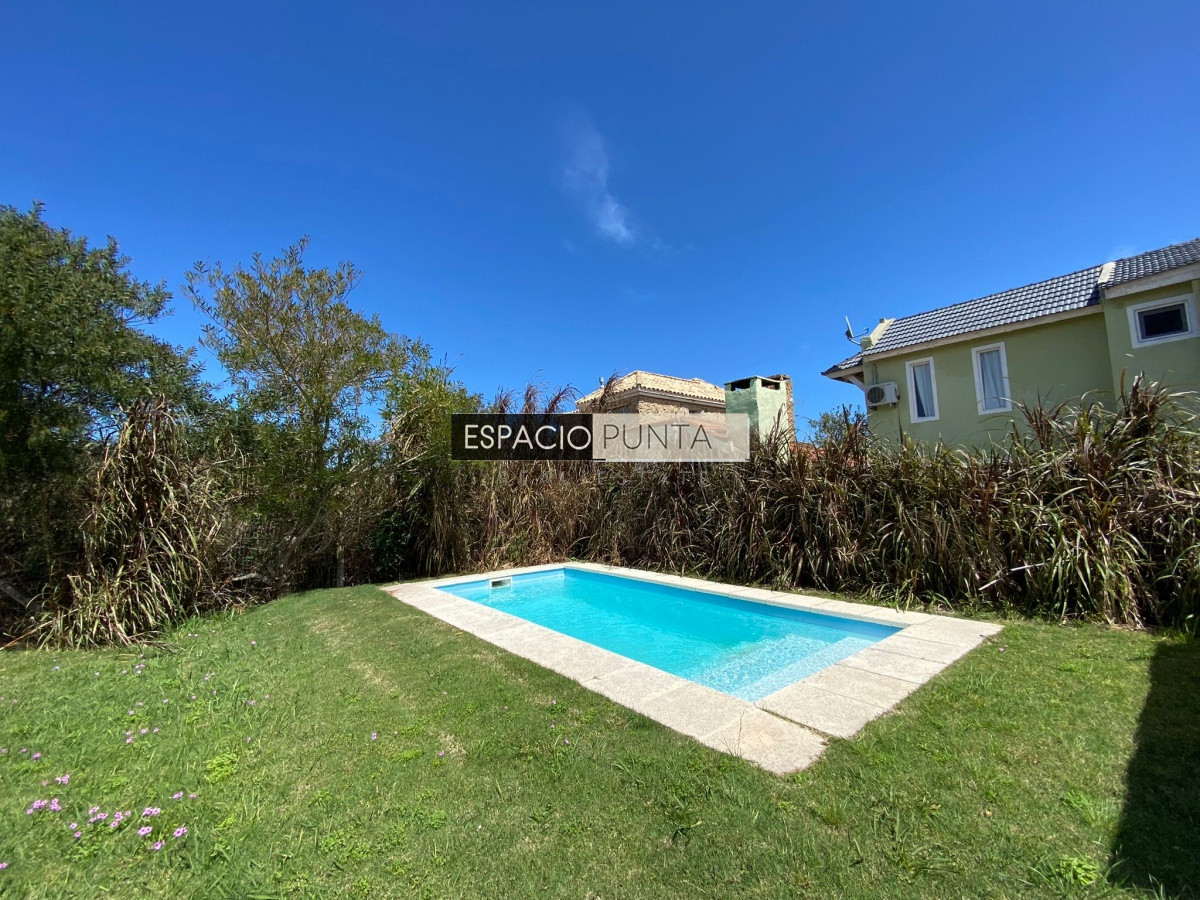 Casa ID.244 - Casa de tres dormitorios en Altos de Punta Piedra, Manantiales en Alquiler