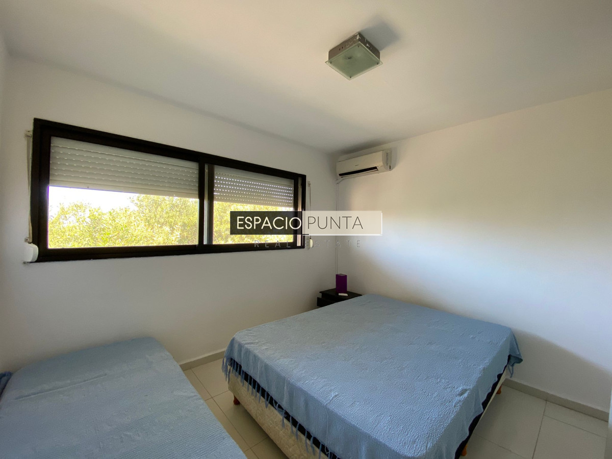 Casa ID.244 - Casa de tres dormitorios en Altos de Punta Piedra, Manantiales en Alquiler