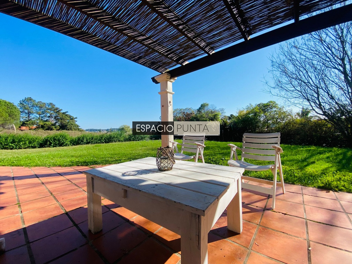 Casa ID.325 - Casa Pinares con vista a la laguna en Venta