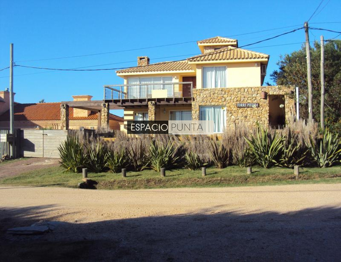 Casa ID.242 - Excelente casa en Punta Piedras a 1 cuadra de la playa y muy próxima al Chorro