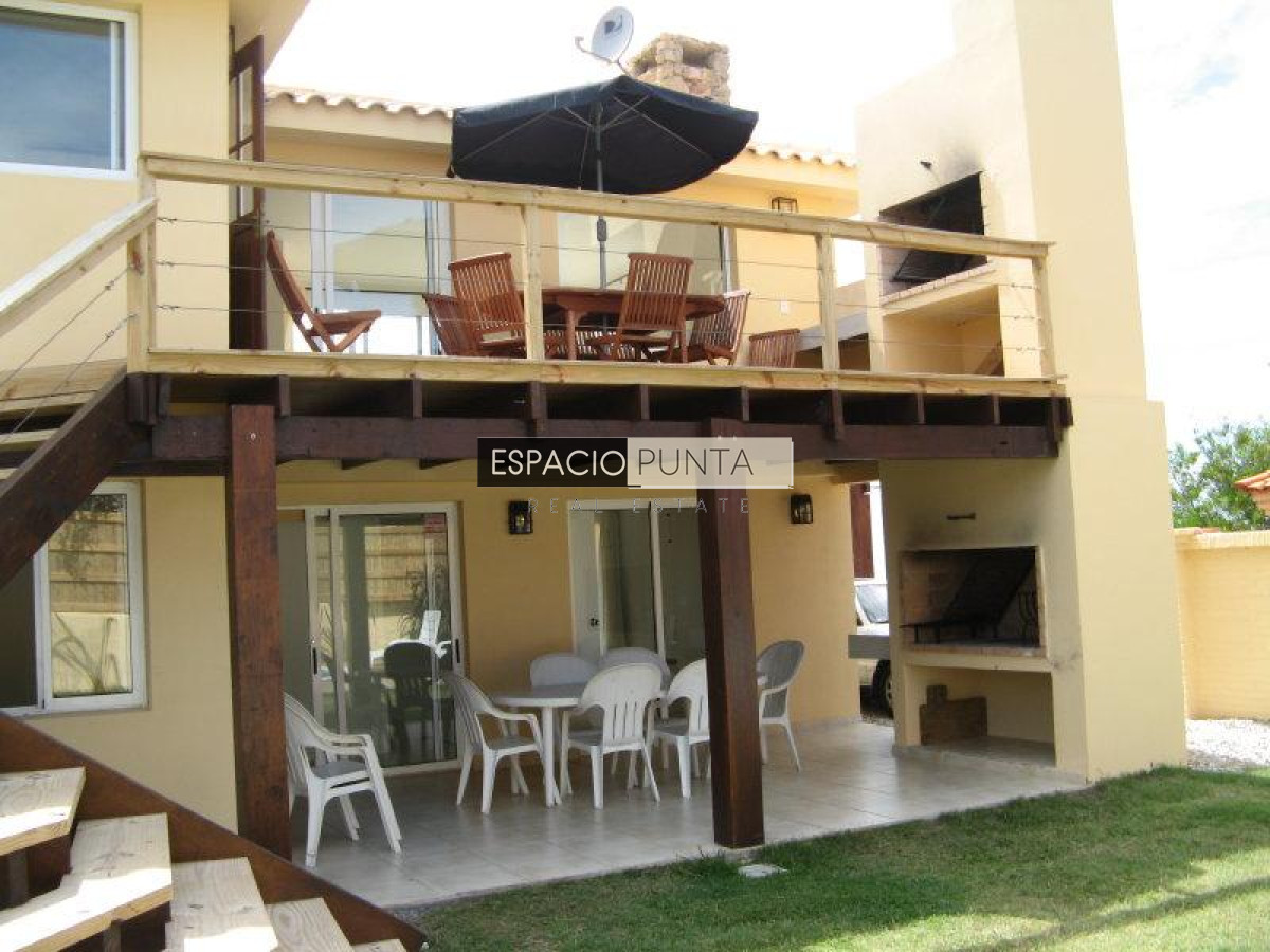Casa ID.242 - Excelente casa en Punta Piedras a 1 cuadra de la playa y muy próxima al Chorro