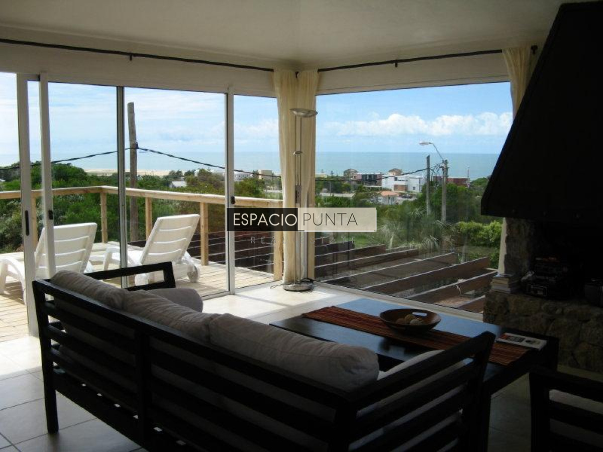 Casa ID.242 - Excelente casa en Punta Piedras a 1 cuadra de la playa y muy próxima al Chorro