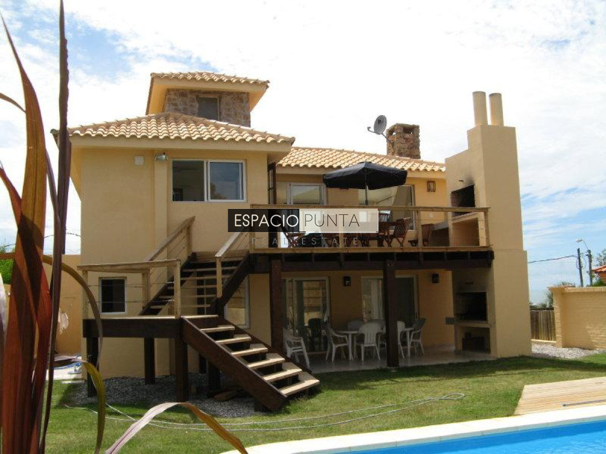 Casa ID.242 - Excelente casa en Punta Piedras a 1 cuadra de la playa y muy próxima al Chorro
