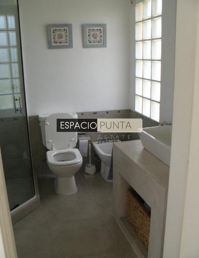 Casa ID.242 - Excelente casa en Punta Piedras a 1 cuadra de la playa y muy próxima al Chorro