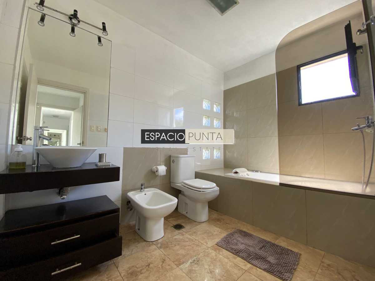 Casa ID.244 - Casa de tres dormitorios en Altos de Punta Piedra, Manantiales en Alquiler