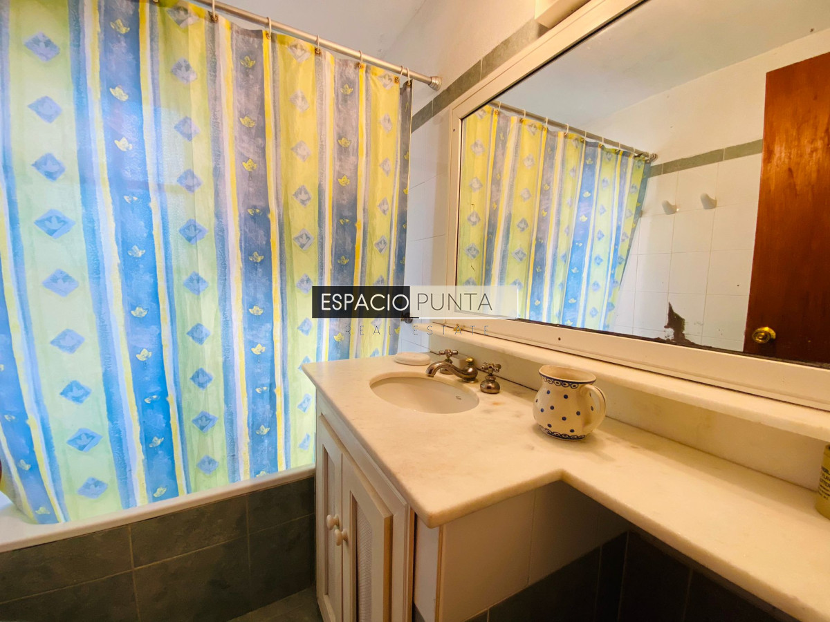 Casa ID.325 - Casa Pinares con vista a la laguna en Venta