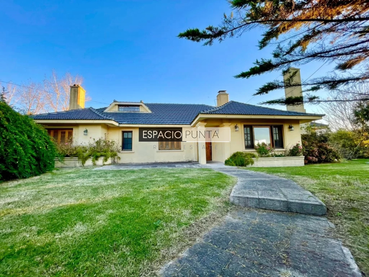 Casa ID.325 - Casa Pinares con vista a la laguna en Venta