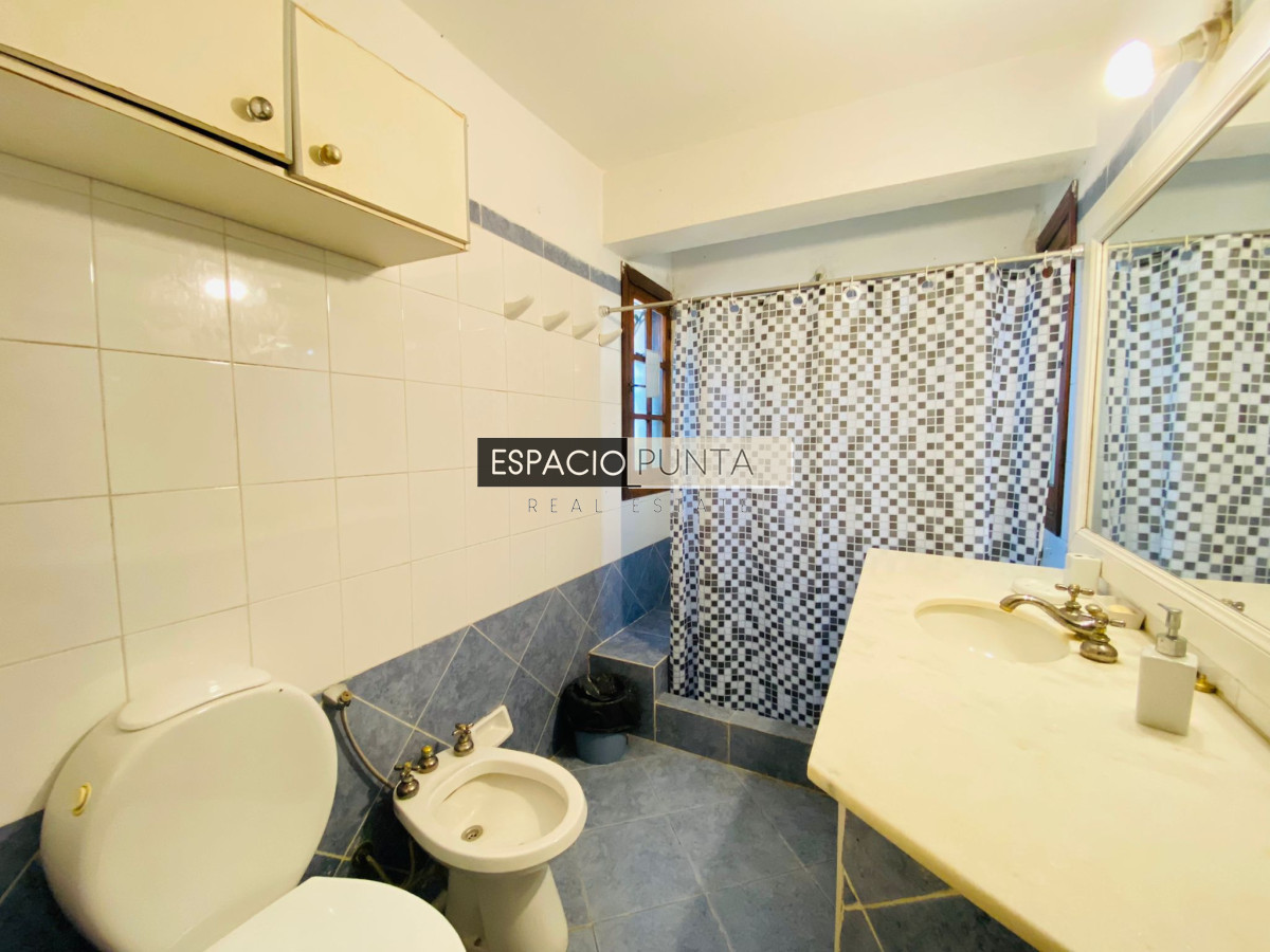 Casa ID.325 - Casa Pinares con vista a la laguna en Venta