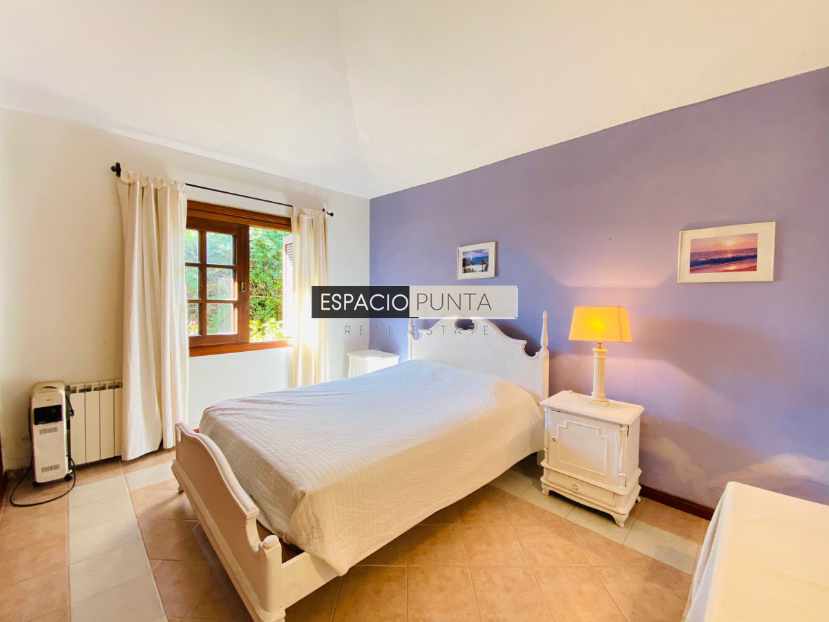 Casa ID.325 - Casa Pinares con vista a la laguna en Venta