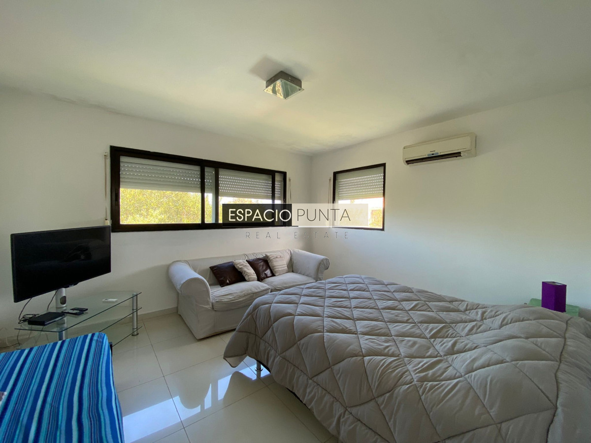 Casa ID.244 - Casa de tres dormitorios en Altos de Punta Piedra, Manantiales en Alquiler
