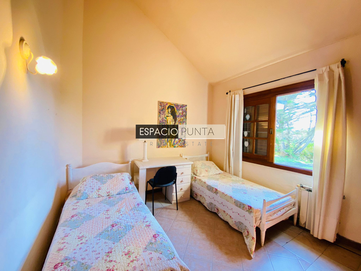 Casa ID.325 - Casa Pinares con vista a la laguna en Venta