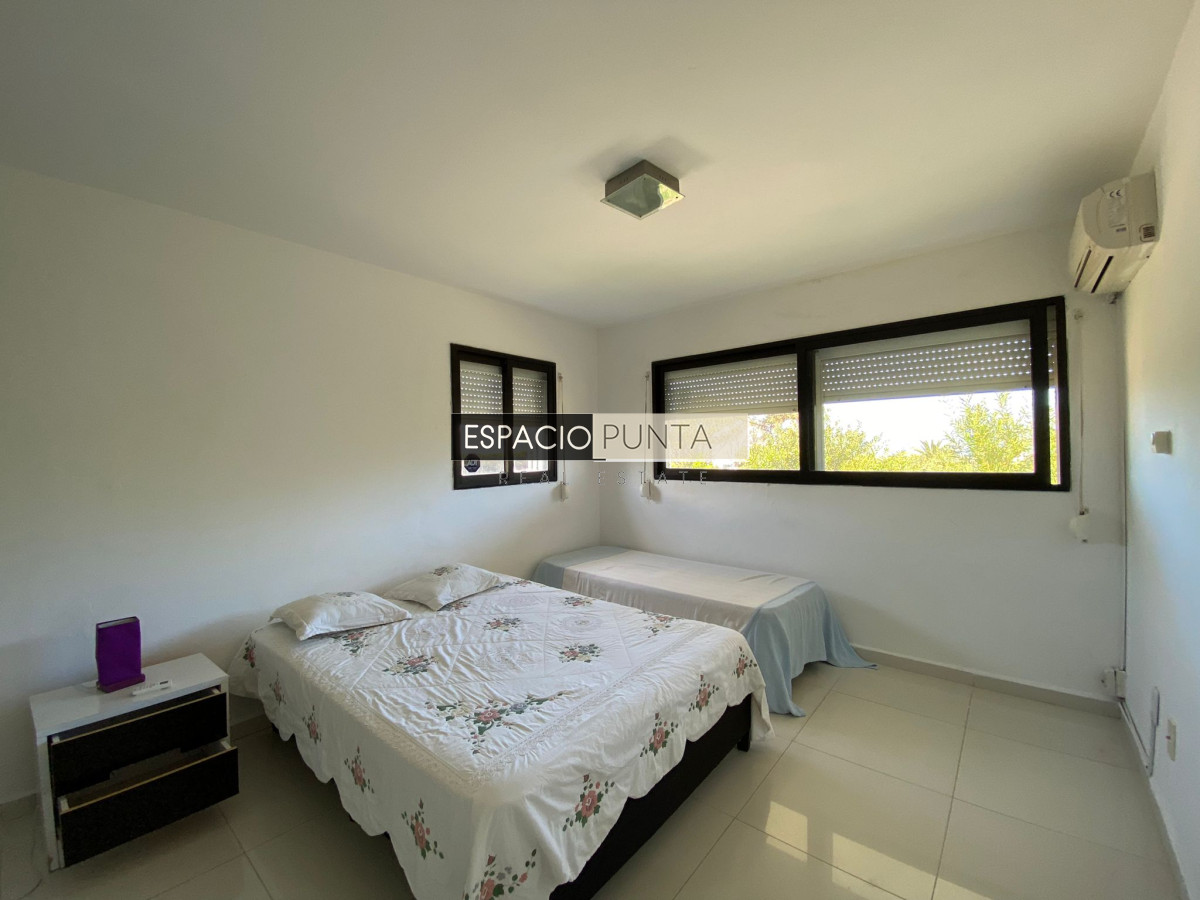Casa ID.244 - Casa de tres dormitorios en Altos de Punta Piedra, Manantiales en Alquiler