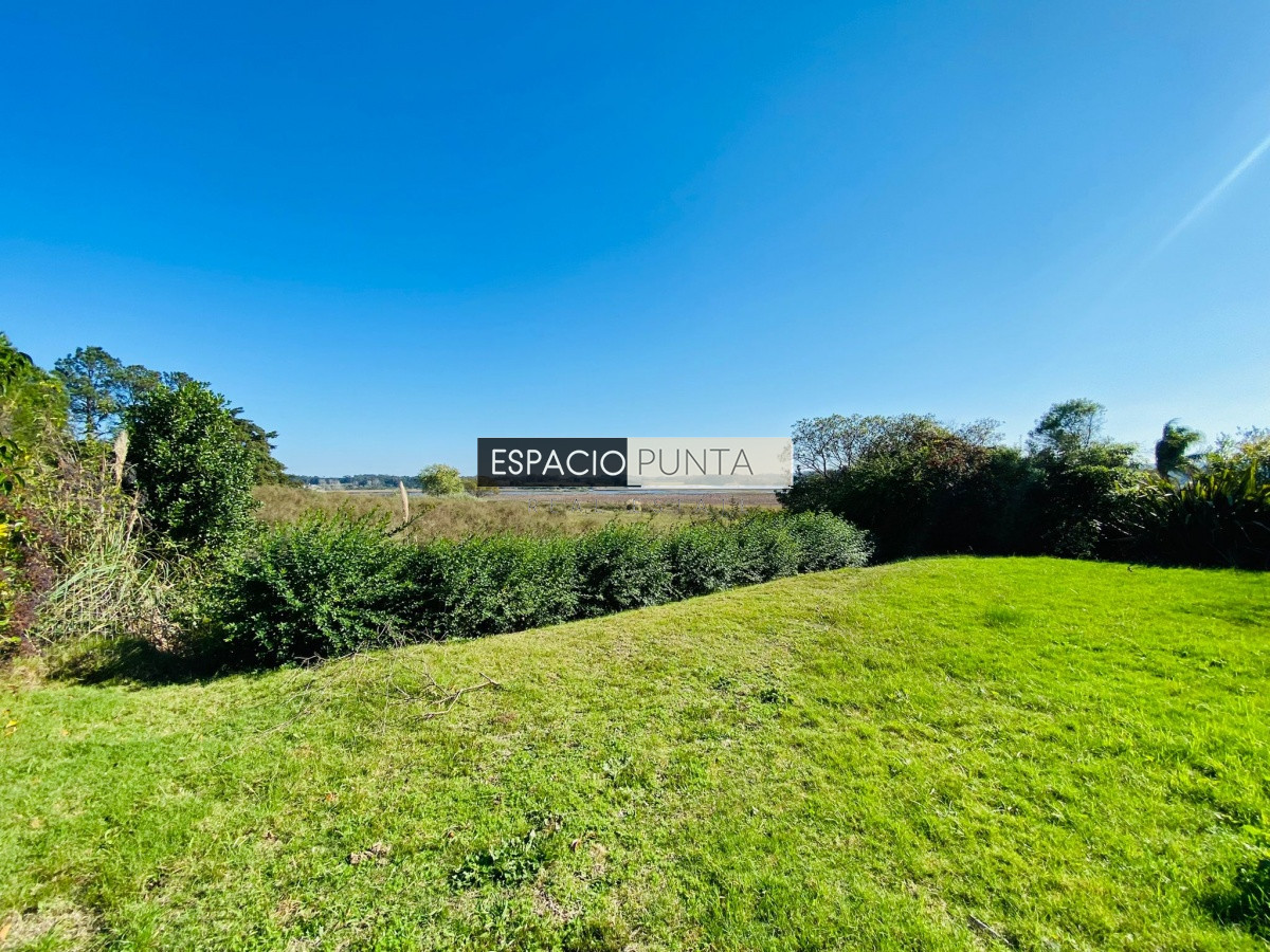 Casa ID.325 - Casa Pinares con vista a la laguna en Venta