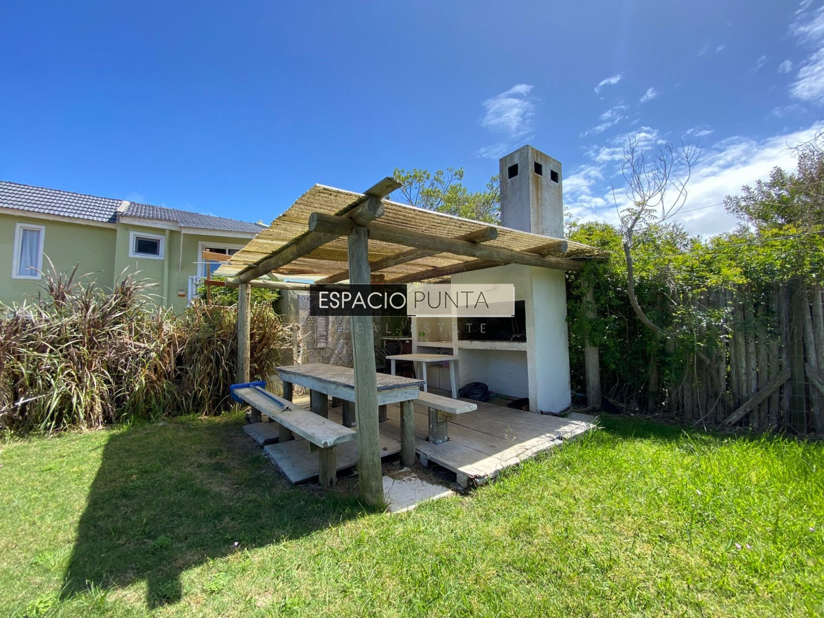 Casa ID.244 - Casa de tres dormitorios en Altos de Punta Piedra, Manantiales en Alquiler