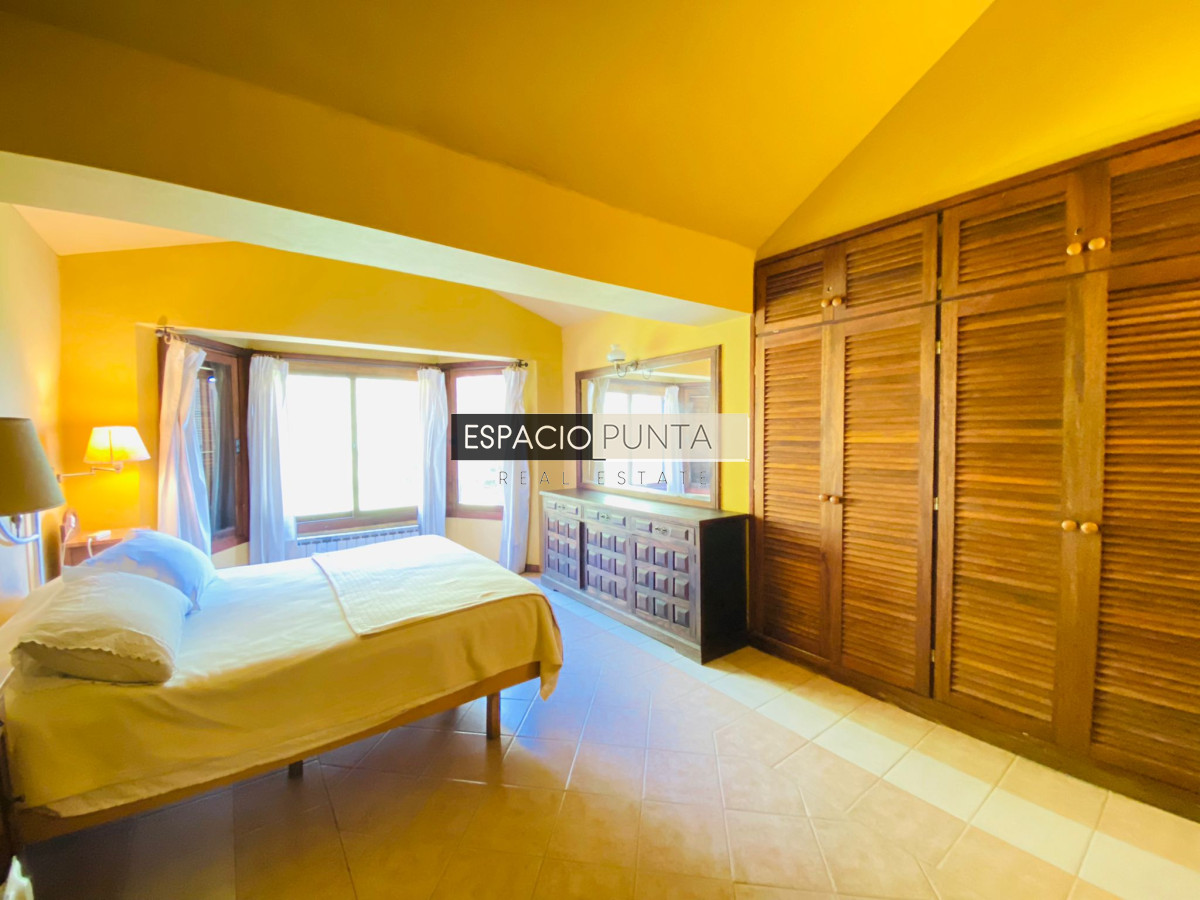 Casa ID.325 - Casa Pinares con vista a la laguna en Venta