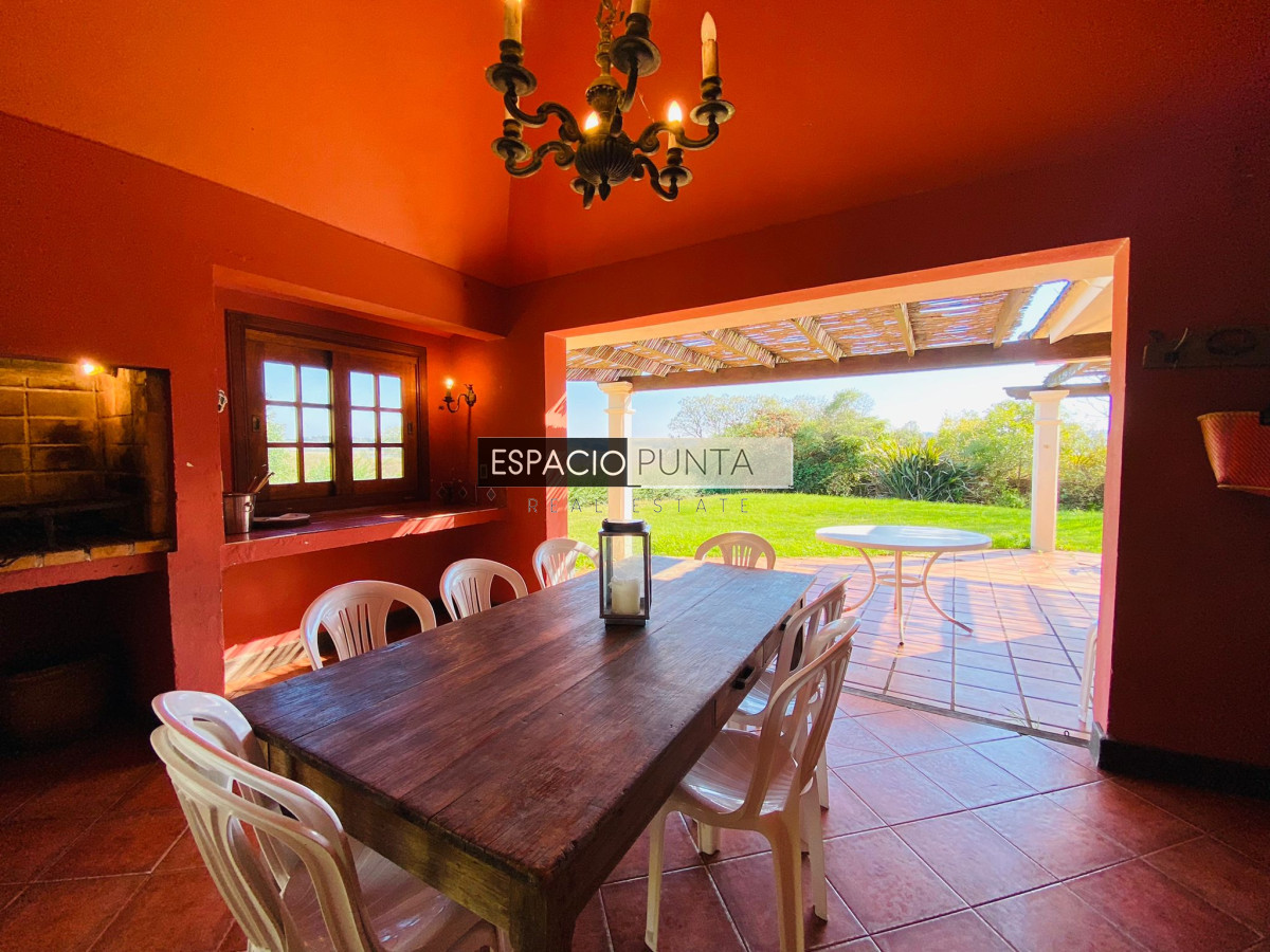 Casa ID.325 - Casa Pinares con vista a la laguna en Venta