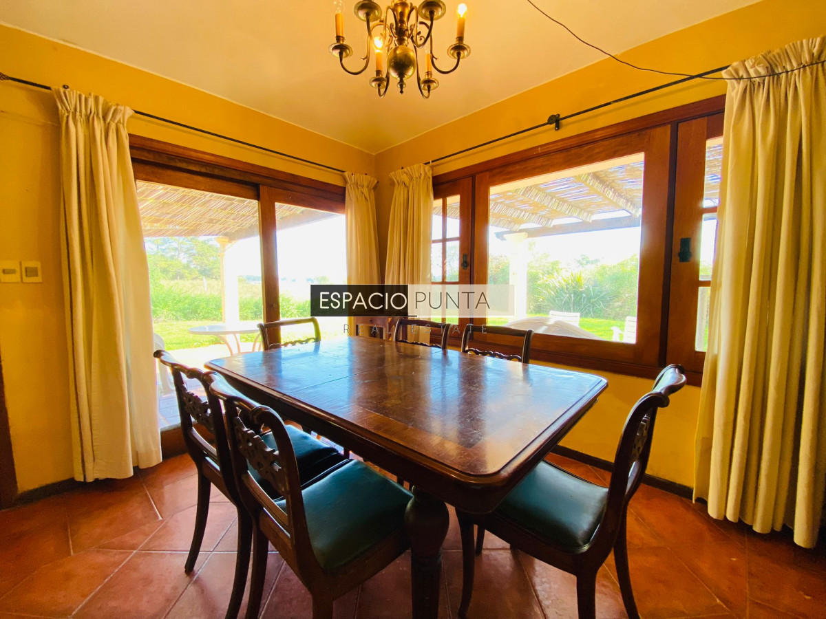 Casa ID.325 - Casa Pinares con vista a la laguna en Venta