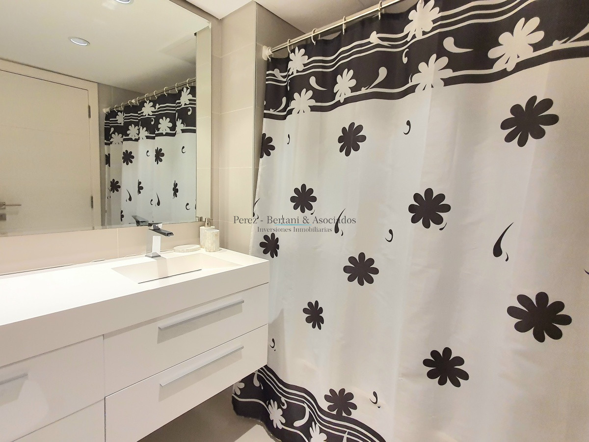 Apartamento ID.218 - Venta Departamento Primera Línea dos dormitorios y dependencia de servicio en Playa Mansa Punta del Este