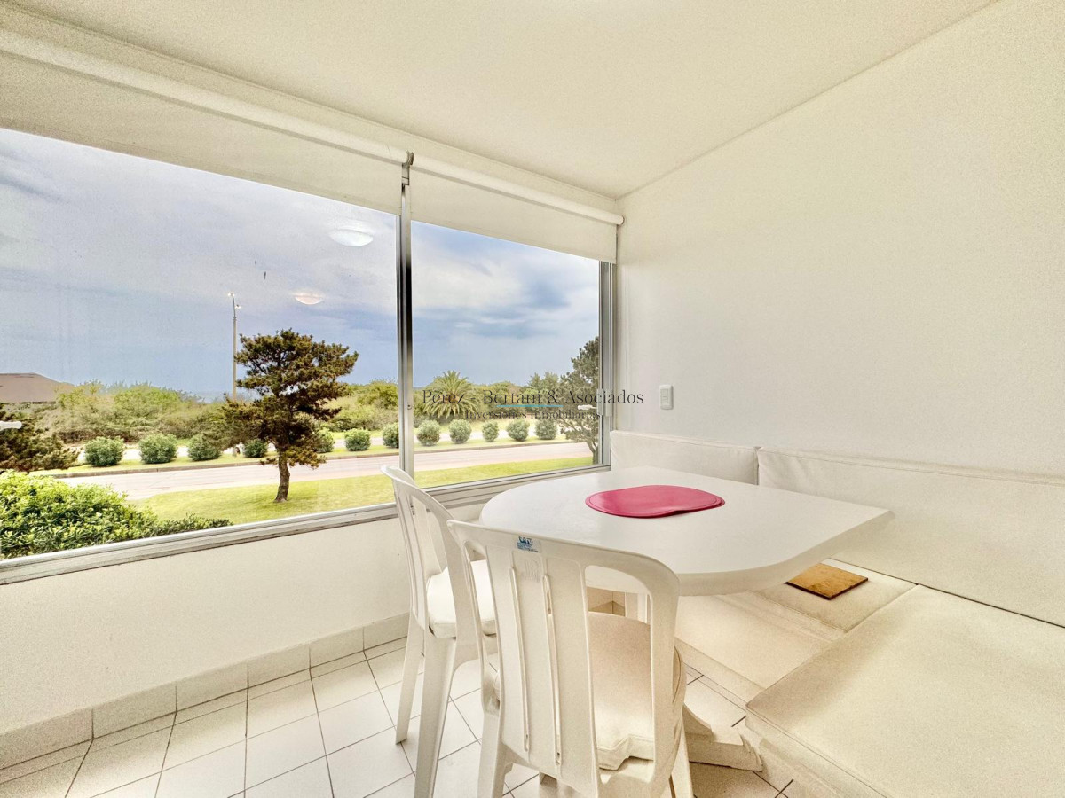 Apartamento ID.895 - Apartamento de tres dormitorios en alquiler frente al mar en playa mansa.