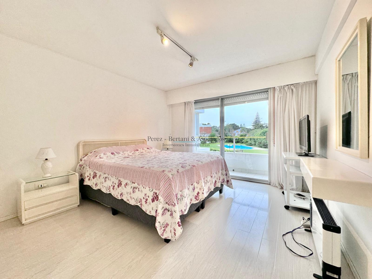 Apartamento ID.895 - Apartamento de tres dormitorios en alquiler frente al mar en playa mansa.