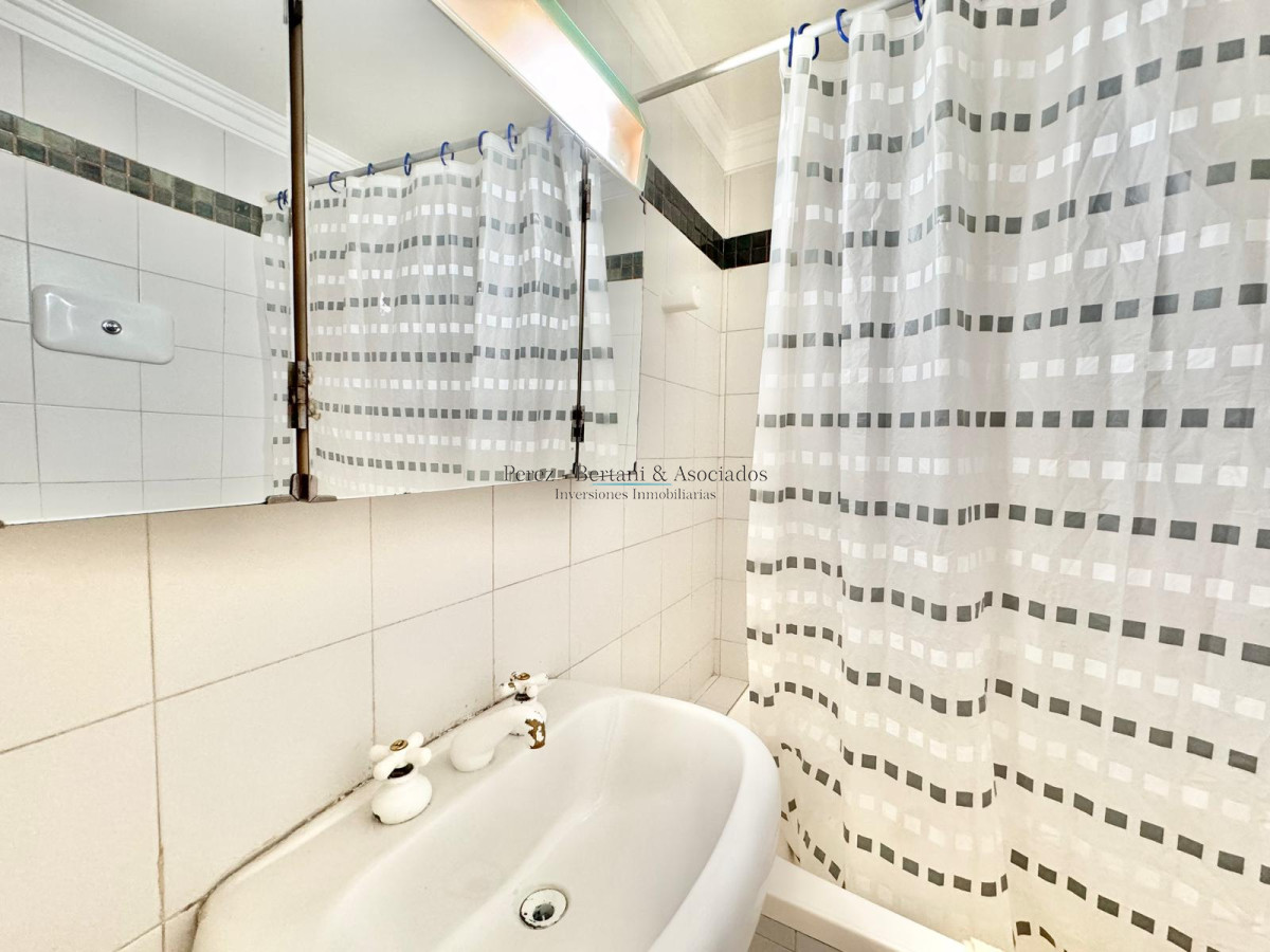 Apartamento ID.895 - Apartamento de tres dormitorios en alquiler frente al mar en playa mansa.