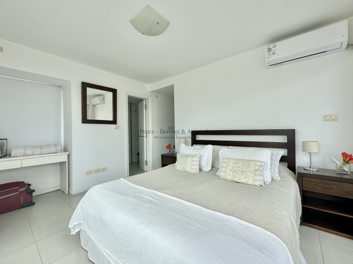 Apartamento ID.893 - Apartamento de tres dormitorios con Parrillero propio en venta, Playa Brava, Punta del Este.