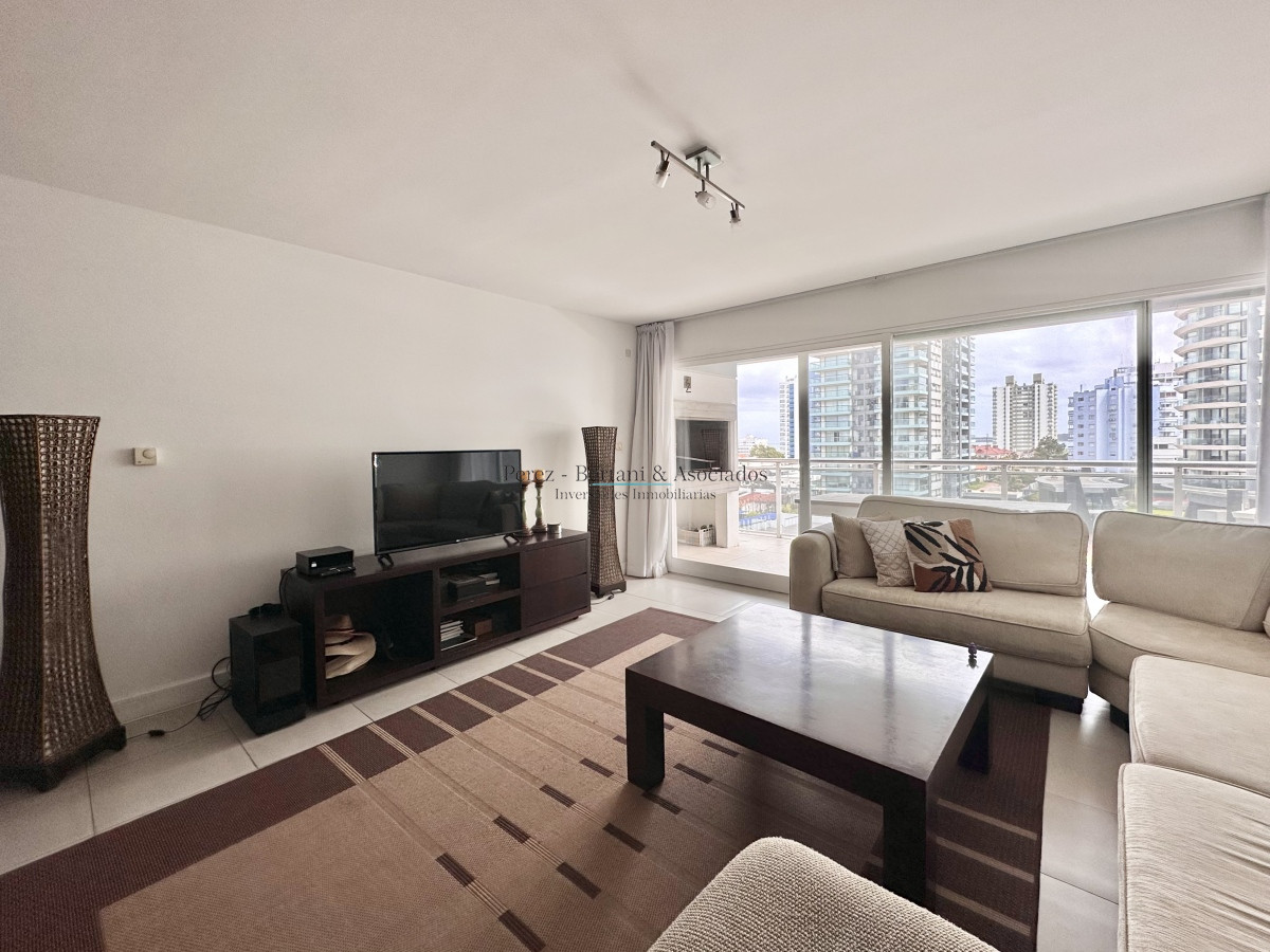 Apartamento ID.893 - Apartamento de tres dormitorios con Parrillero propio en venta, Playa Brava, Punta del Este.