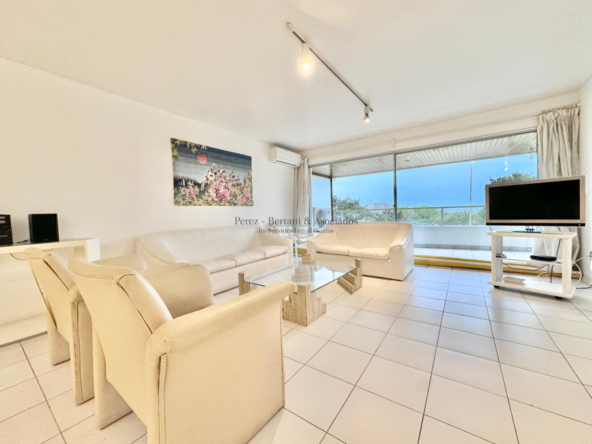 Apartamento ID.895 - Apartamento de tres dormitorios en alquiler frente al mar en playa mansa.