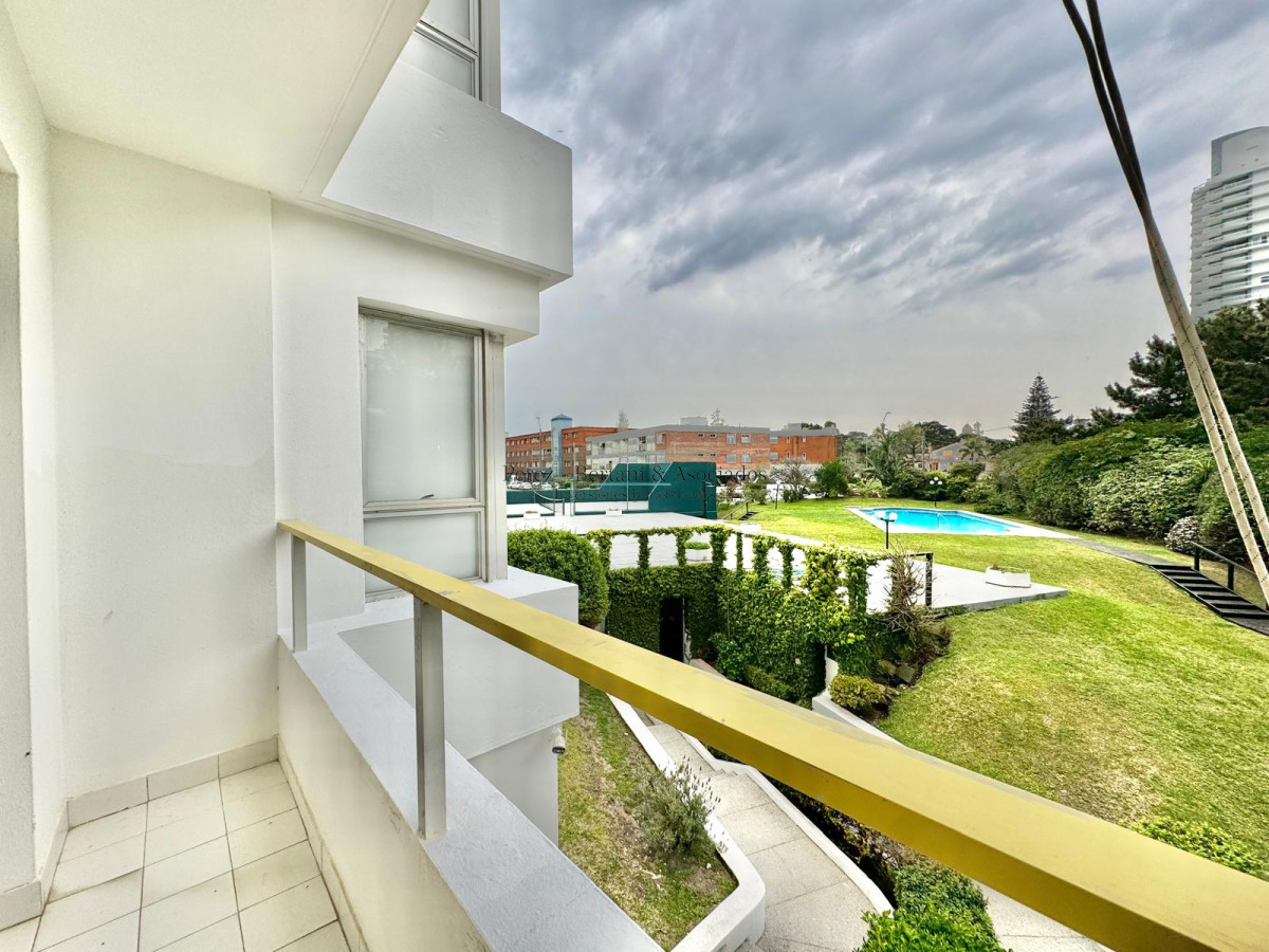 Apartamento ID.895 - Apartamento de tres dormitorios en alquiler frente al mar en playa mansa.