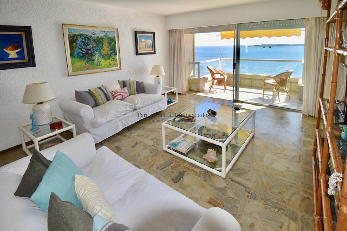 Apartamento ID.220 - Malecon Punta del Este - 3 dorm. Playa Mansa - Primera Fila