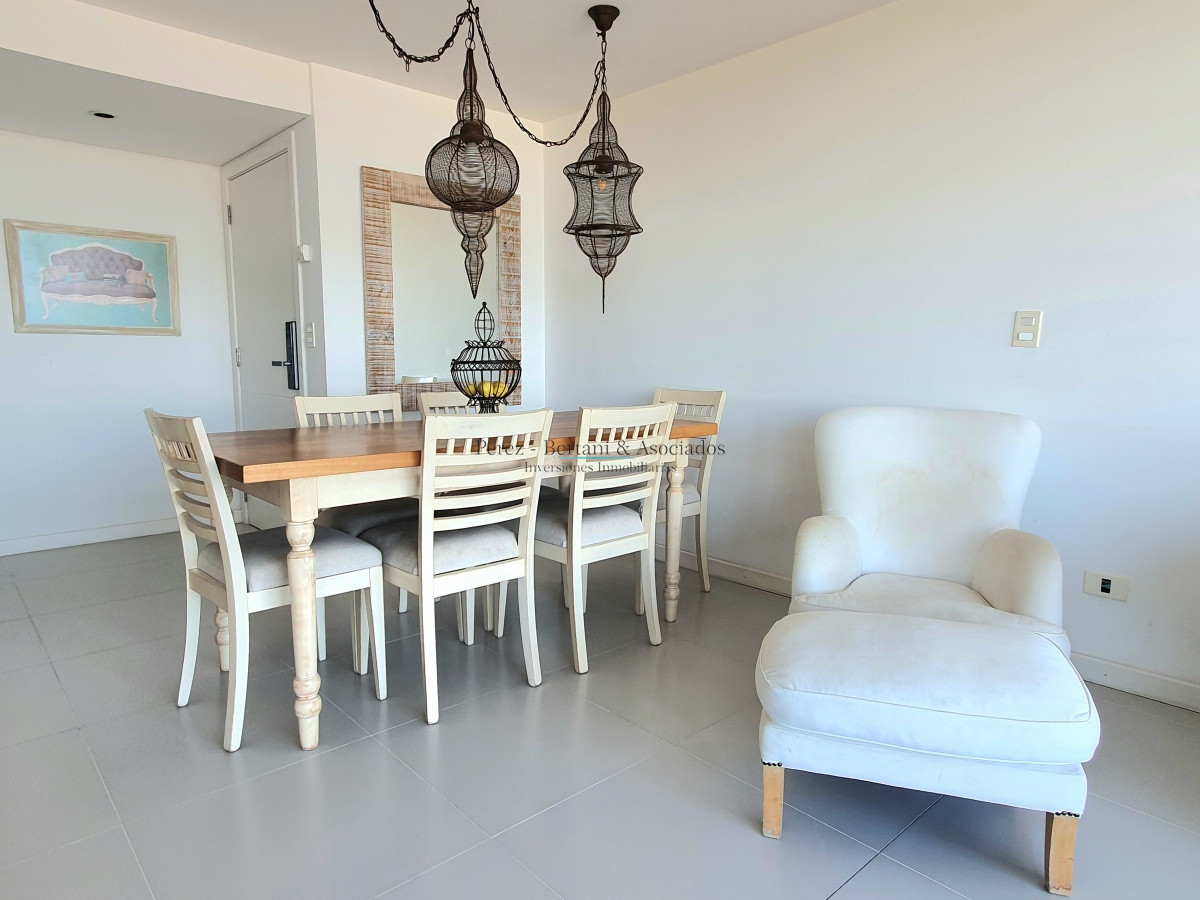 Apartamento ID.218 - Venta Departamento Primera Línea dos dormitorios y dependencia de servicio en Playa Mansa Punta del Este