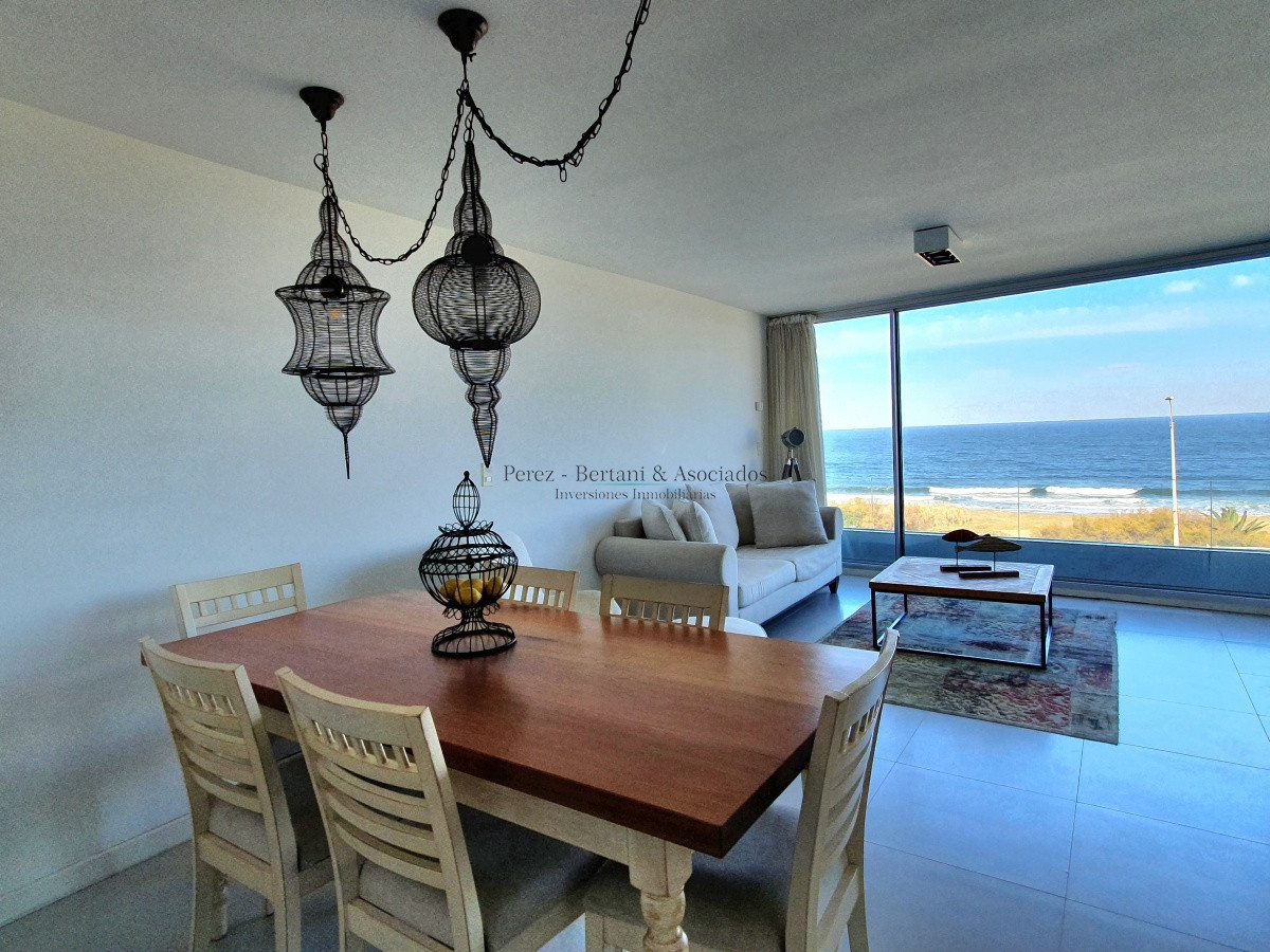 Apartamento ID.218 - Venta Departamento Primera Línea dos dormitorios y dependencia de servicio en Playa Mansa Punta del Este
