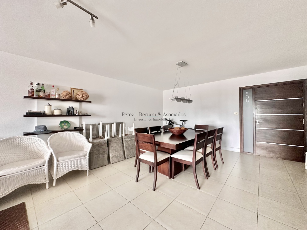 Apartamento ID.893 - Apartamento de tres dormitorios con Parrillero propio en venta, Playa Brava, Punta del Este.