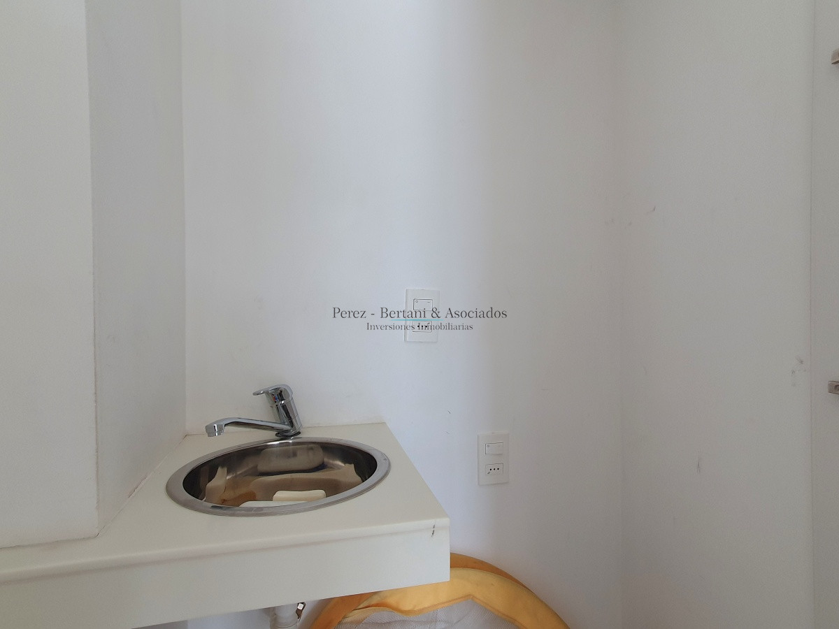 Apartamento ID.218 - Venta Departamento Primera Línea dos dormitorios y dependencia de servicio en Playa Mansa Punta del Este